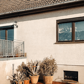 Haus mit Fenstern und Terrasse mit Pflanzen, Projekt von Karsten Bahlmann